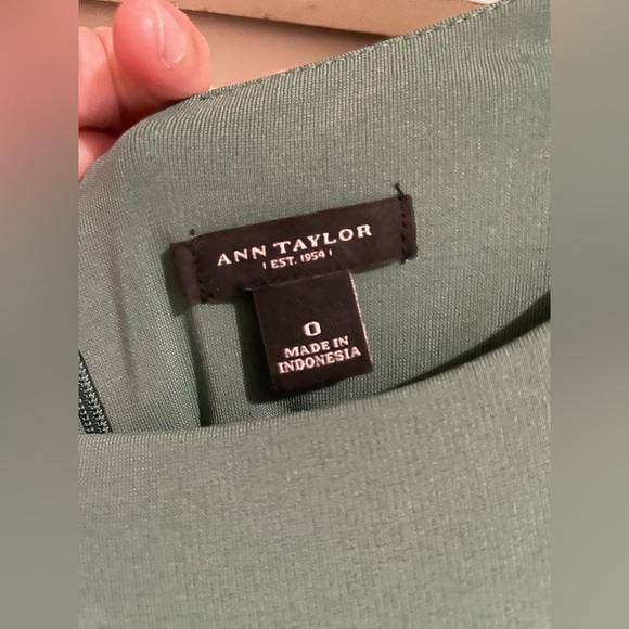 Ann Taylor Green Dress Size 0 - Picture 3 of 4